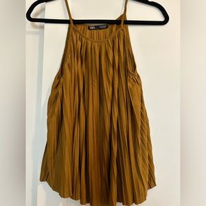 Pre loved Zara tank top spaghetti straps and acordeón fabric ocre color  size S